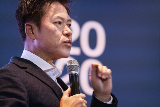 박정호 SK텔레콤 사장이 2일 SK텔레콤 을지로 본사에서 열린 '2020년 SK ICT 패밀리 신년회'에서 신년 메시지를 발표하고 있다. SK텔레콤 제공
